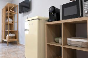 トレドにあるHabitación Independiente Cristo de la luzのテレビの隣にあるキッチンの冷蔵庫