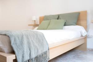 トレドにあるHabitación Independiente Cristo de la luzのベッドルーム1室(毛布付きの木製ベッド1台付)