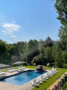 Bazén v ubytování Bromont Lodge 837 shefford suite 200 nebo v jeho okolí