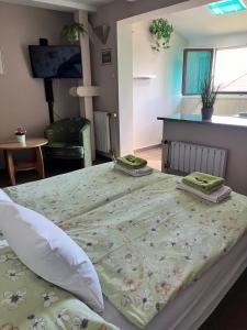 Rúm í herbergi á Fehér Ló Fogadó