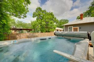 una piscina frente a una casa en San Antonio Home 2 Mi to Dtwn, Swim Spa!, en San Antonio