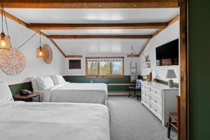 a bedroom with two beds and a television in it at Jessie's Harvest House in Tannersville
