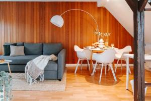 ein Wohnzimmer mit einem blauen Sofa und einem Tisch in der Unterkunft Rooftop-Apartment zentral gelegen in Düsseldorf in Düsseldorf