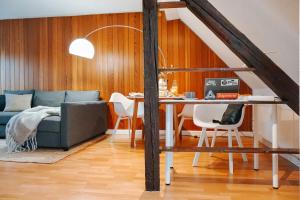 ein Wohnzimmer mit Sofa und Tisch in der Unterkunft Rooftop-Apartment zentral gelegen in Düsseldorf in Düsseldorf + 11 Fotos