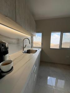 " ARADA " Luxury House的厨房或小厨房