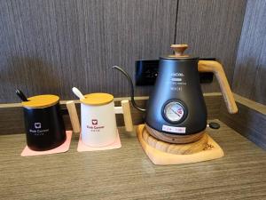 Příslušenství pro přípravu čaje a kávy v ubytování Hualien Pink Corner Hotel