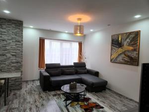 Posezení v ubytování New build flat - Walking distance from the airport