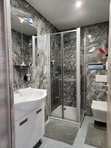 Koupelna v ubytování New build flat - Walking distance from the airport + 3 fotografie