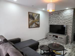 TV a/nebo společenská místnost v ubytování New build flat - Walking distance from the airport