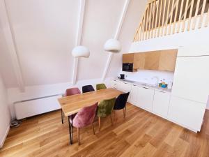 eine Küche mit einem Holztisch und Stühlen in der Unterkunft Ilinca Chalet in Botiza