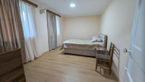 Postel nebo postele na pokoji v ubytování Valodia Guest House In Mestia