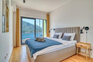 Postel nebo postele na pokoji v ubytování Kotor Sea View Apartment by MN Property