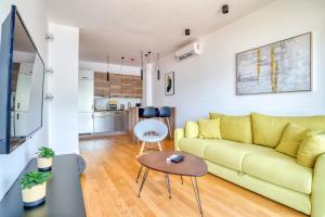 Kuchyň nebo kuchyňský kout v ubytování Kotor Sea View Apartment by MN Property