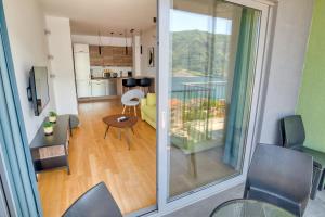 Kuchyň nebo kuchyňský kout v ubytování Kotor Sea View Apartment by MN Property + 22 fotografií