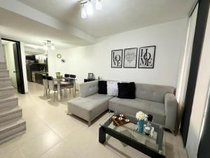 Prostor za sedenje u objektu Beautiful house with a pool in Pereira