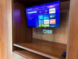 TV i/ili multimedijalni sistem u objektu Beautiful house with a pool in Pereira