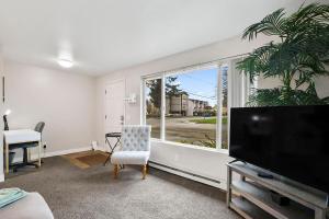 TV a/nebo společenská místnost v ubytování Quiet 1 Bed Apt #2 - In Town Great Location