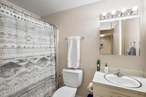 Koupelna v ubytování Quiet 1 Bed Apt #2 - In Town Great Location