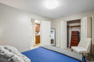 Postel nebo postele na pokoji v ubytování Quiet 1 Bed Apt #2 - In Town Great Location