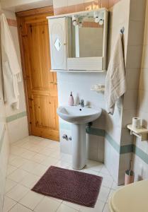 a bathroom with a sink and a mirror at Ischia Casareccia in Serrara Fontana