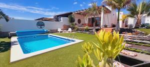 The swimming pool at or close to Villa Del Corazon Salinas Golf