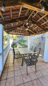 TamaniqueにあるCasa Tropical Kaylaniの屋根の下にテーブルと椅子付きのパティオ