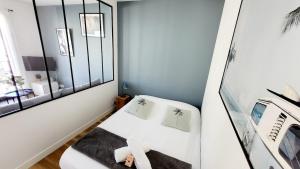 a small room with a bed and a mirror at Hypercenter apartment in Vannes +5 photos