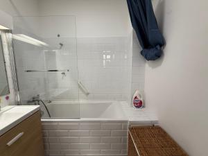 Et badeværelse på Appartement Mourillon vue mer