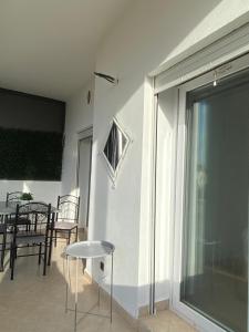 a living room with a table and a large window at Appartement cozy en résidence Marina, Saïdia in Saidia