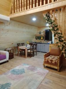 - un salon avec un escalier, une table et des chaises dans l'établissement Martvili canyon cottage Love nest, à Martvili