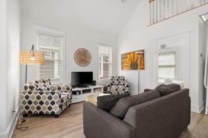 un soggiorno con due divani e una TV di L'Hibou - 18 Farm View a Cherry Valley