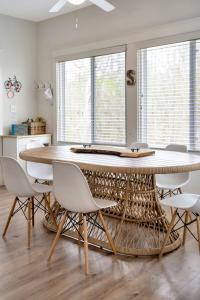 una sala da pranzo con tavolo e sedie di L'Hibou - 18 Farm View a Cherry Valley