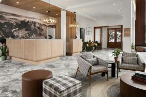 圣阿黛拉Mont Gabriel, Sainte-Adèle, a Tribute Portfolio Resort的大堂设有桌椅和前台。