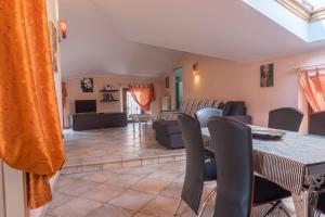 a dining room and living room with a table and chairs at La Valloggia in Bosisio Parini