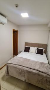 ein Schlafzimmer mit einem großen Bett in einem Zimmer in der Unterkunft Vista Park Sul in Brasilia + 34 Fotos