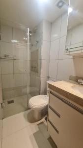 ein weißes Badezimmer mit Toilette und Dusche in der Unterkunft Vista Park Sul in Brasilia