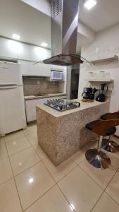 eine Küche mit Herd und Arbeitsplatte in der Unterkunft Vista Park Sul in Brasilia