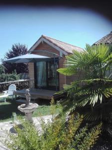 Fotografie z fotogalerie ubytování Chalet charmant avec piscine partagée à Eymet v destinaci Eymet