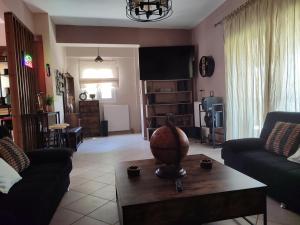 Posezení v ubytování George's family friendly maisonette with great exterior