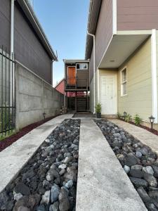 een huis met een loopbrug naast een gebouw bij Mini casa aérea in Villarrica