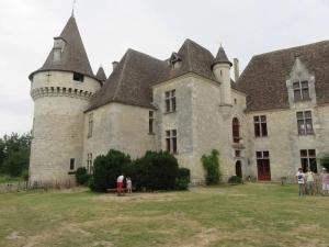 a large castle with people standing outside of it at Studio douillet à Eymet, 20 m² avec piscine in Eymet