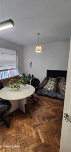a room with a table and chairs and a bed at Hospedaje reconquista in La Porteña