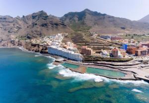 an aerial view of a resort on the beach at Balcon al mar in Bajamar