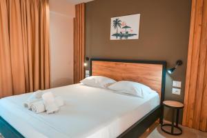 Postel nebo postele na pokoji v ubytování The Blue Wave Hotel