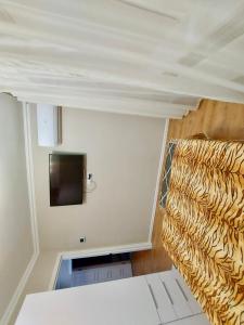 TV a/nebo společenská místnost v ubytování Уютная квартира в центре города