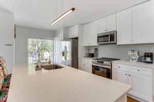 Foto dalla galleria di Pet-Friendly Home with Spacious Yard in Avon! a Avon Altre 16 foto