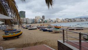 una spiaggia con molte barche sulla sabbia di Hostal 7 Soles a Las Palmas de Gran Canaria