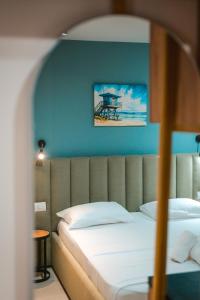 Postel nebo postele na pokoji v ubytování The Blue Wave Hotel