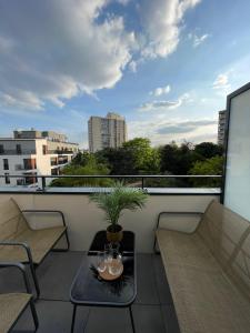 un balcone con tavolo e sedie e vista di 14th view Paris a Malakoff