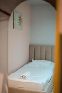 Postel nebo postele na pokoji v ubytování The Blue Wave Hotel